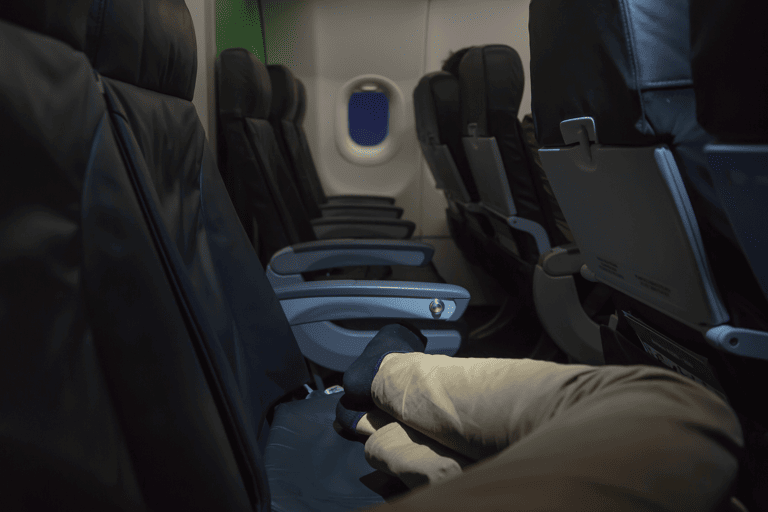 generic-airplane-empty-row-reclining-traveler
