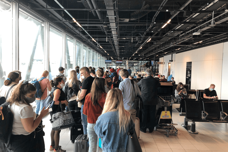 generic-airport-amsterdam-schiphol-line-before-boarding-wearing-face-masks