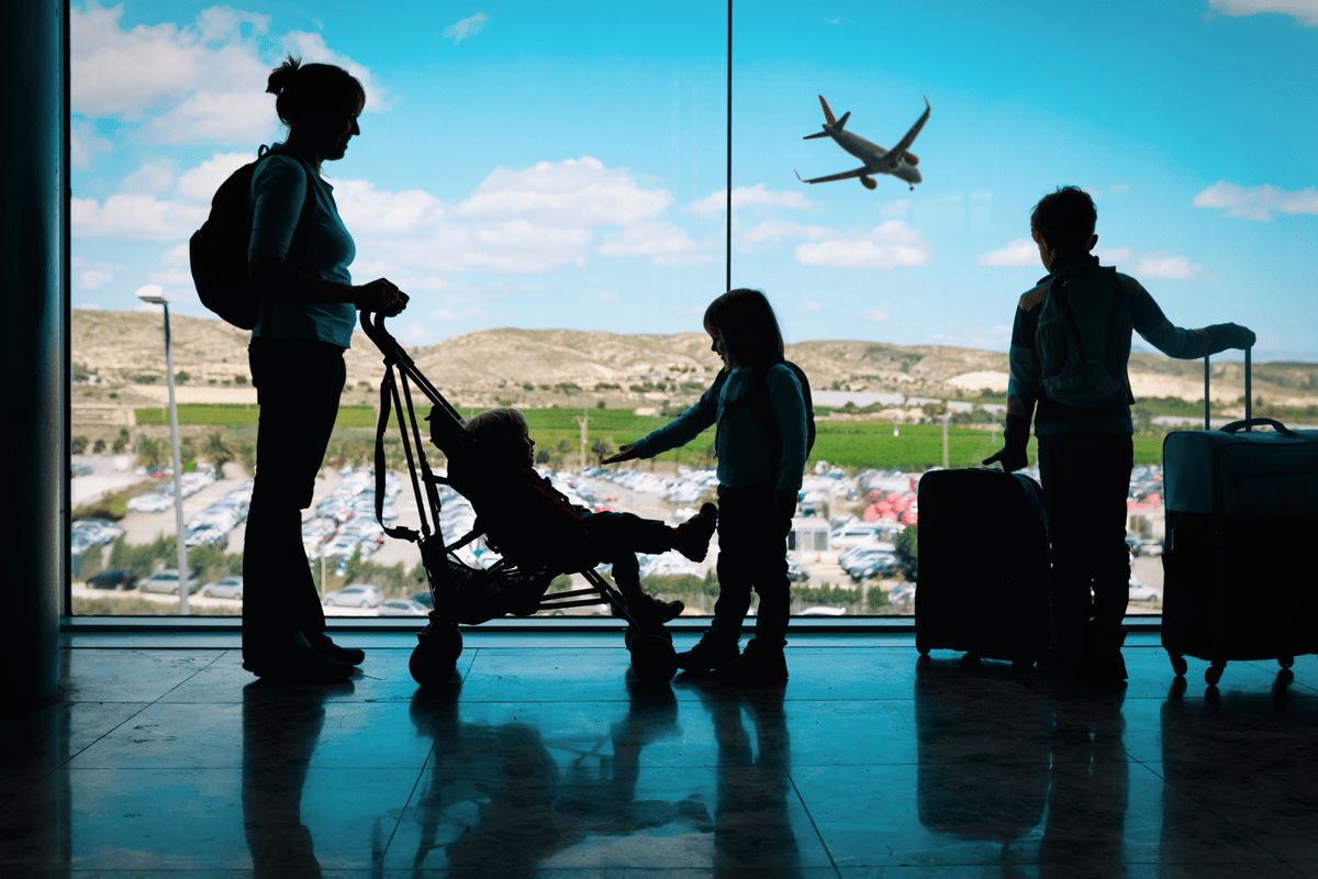 Kinder bei langen Wartezeiten am Flughafen beschäftigen