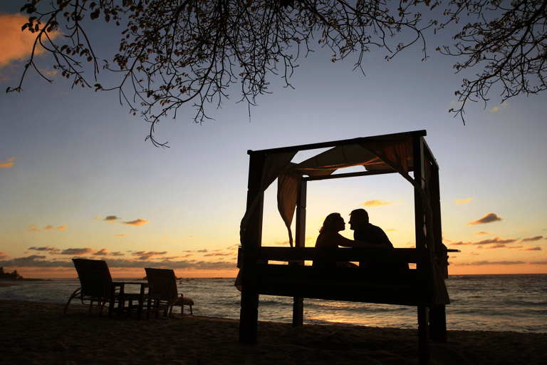 generic-people-romantic-at-beach