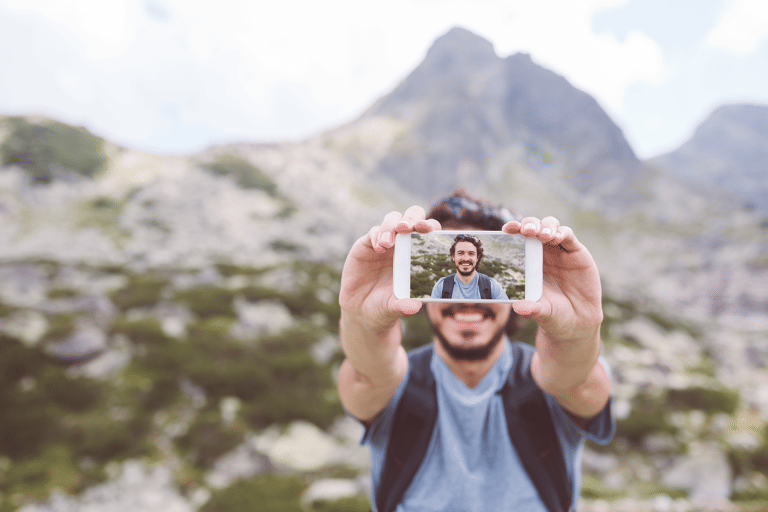 generic-travel-blog-selfie