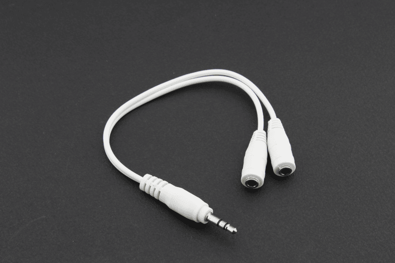 generic-travel-gadgets-headphone-splitter