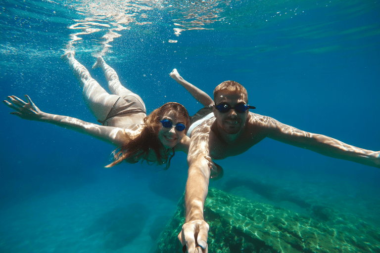 generic-travel-photos-underwater-selfie