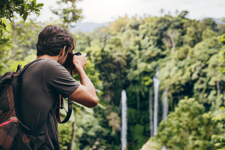 generic-traveller-man-taking-picture