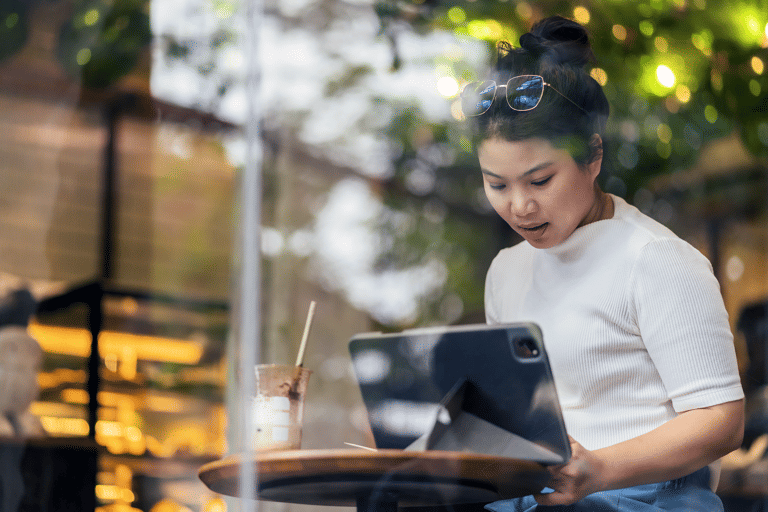 generic-workation-laptop-cafe