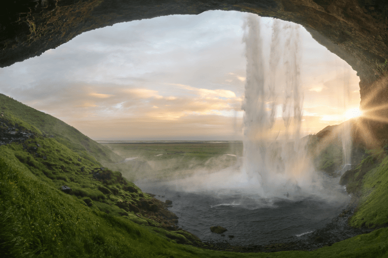 iceland-seljalandsfoss-waterfall-sun