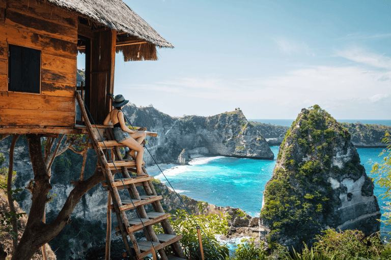 indonesia-bali-tree-house-woman