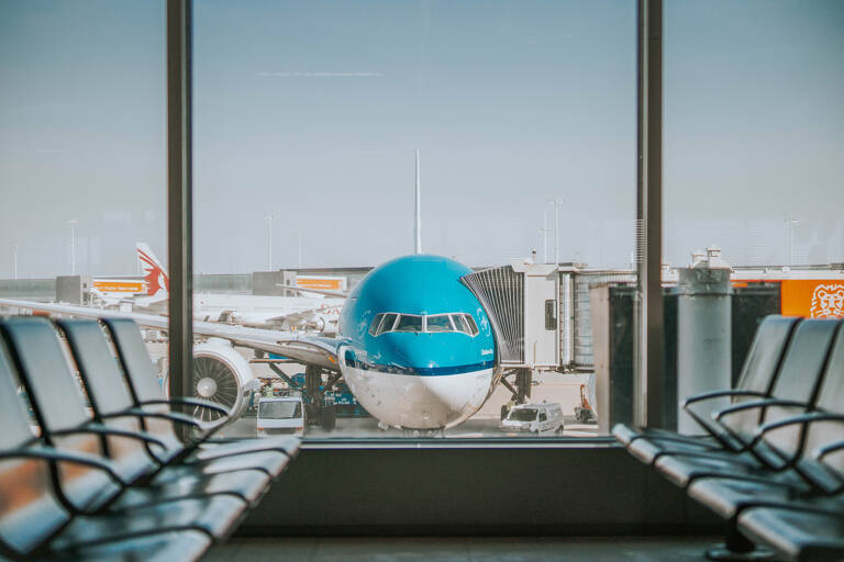 klm-schiphol-aircraft-boarding