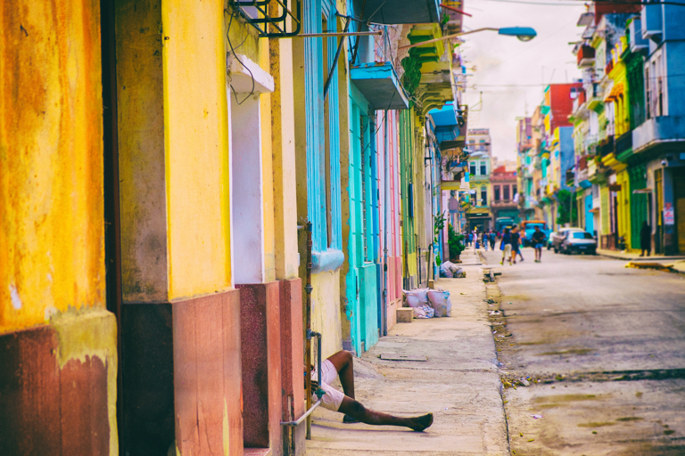 mid-america-cuba-havana-colourful-streets-in-havana-viejo