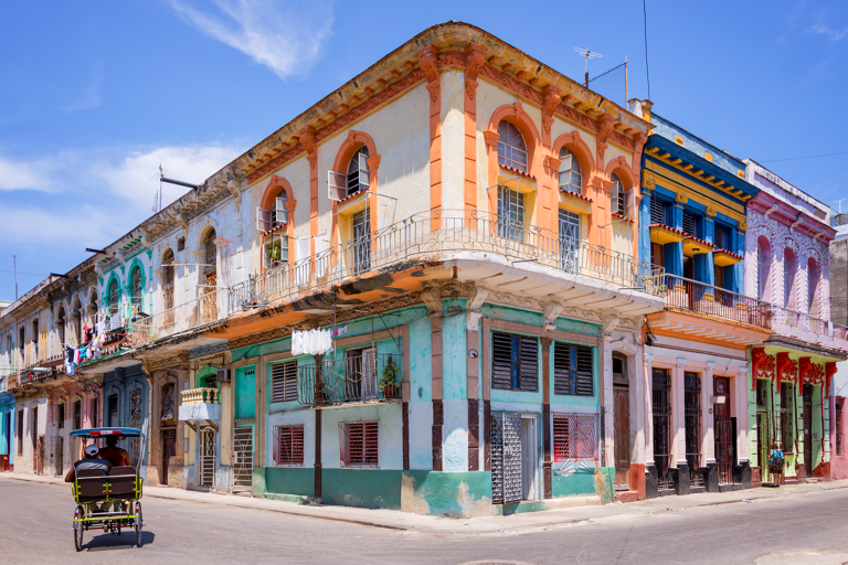 mid-america-cuba-havana-street-colorful-buildings