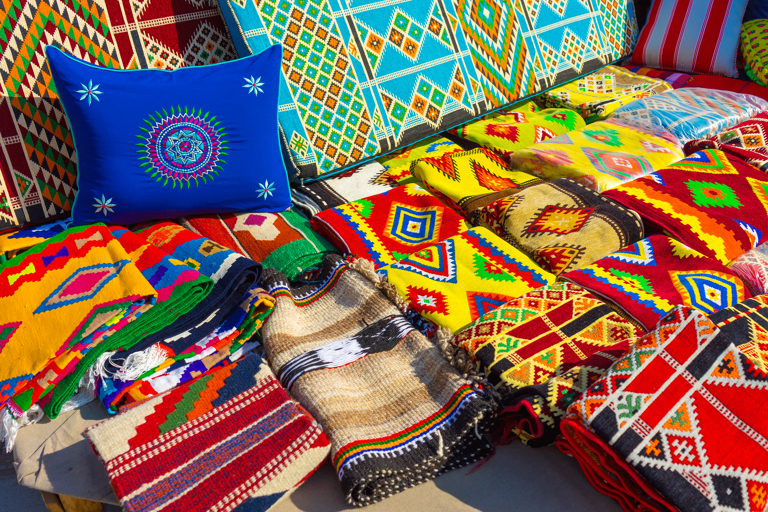 middle-east-qatar-doha-souq-waqif-pillow-textiles-shopping