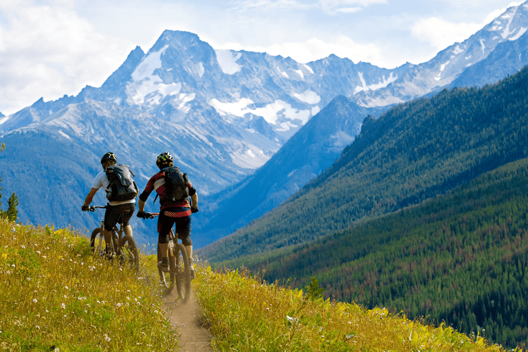 mountain-view-grass-bike-couple