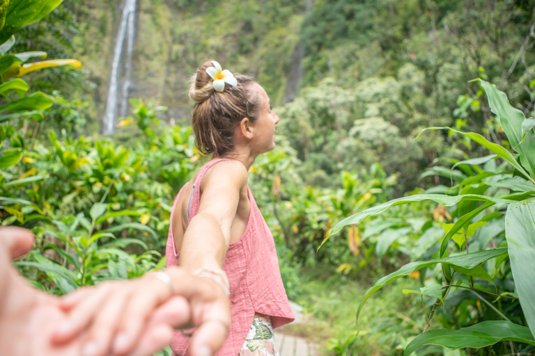 northern-america-usa-hawaii-couple-rainforrest-waterfall-exploring