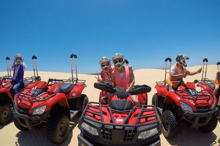 oceania-australia-new-south-wales-tourists-quad-bike