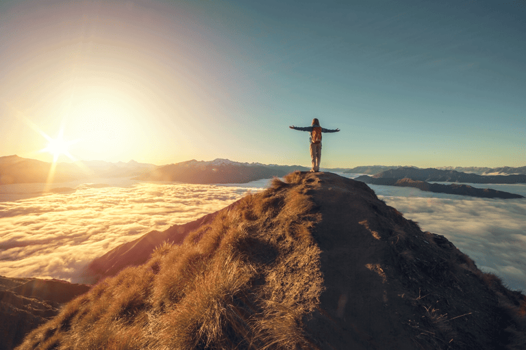 oceania-new-zealand-mount-aspiring-national-park-female-traveler-above-clouds