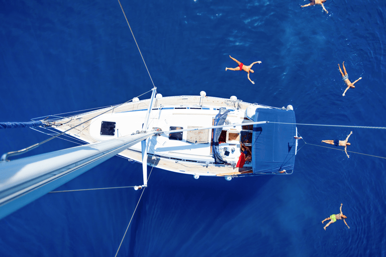 sailboat-water-people-sailing