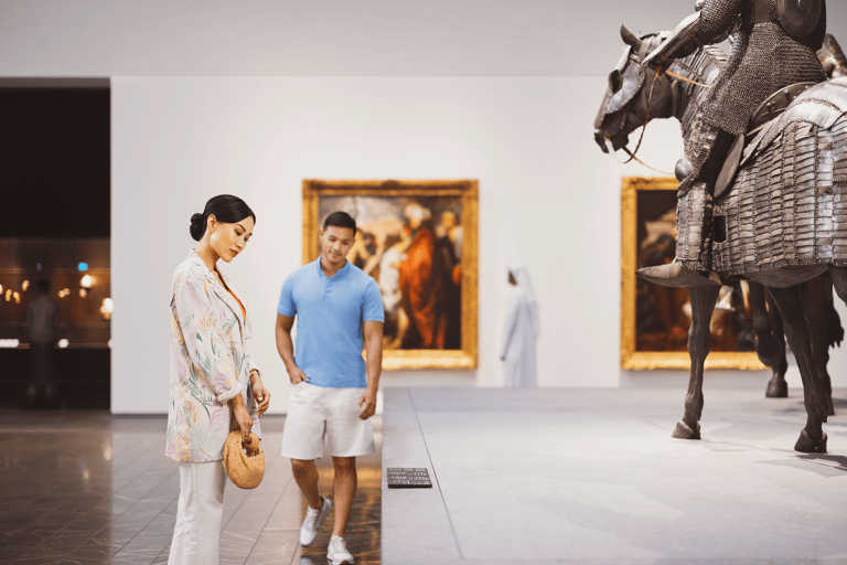 tb-abu-dhabi-louvre-abu-dhabi-museum-couple-exploring