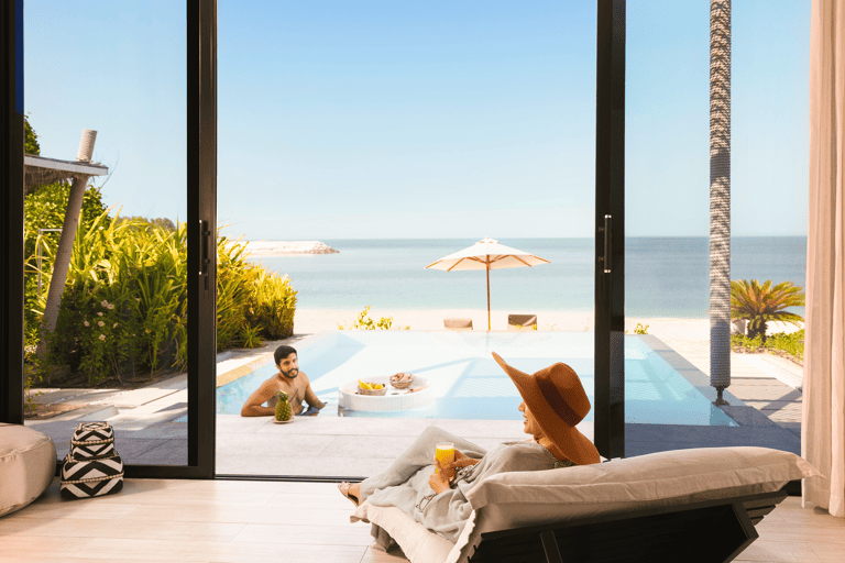 tb-abu-dhabi-nurai-island-pool-villa-couple