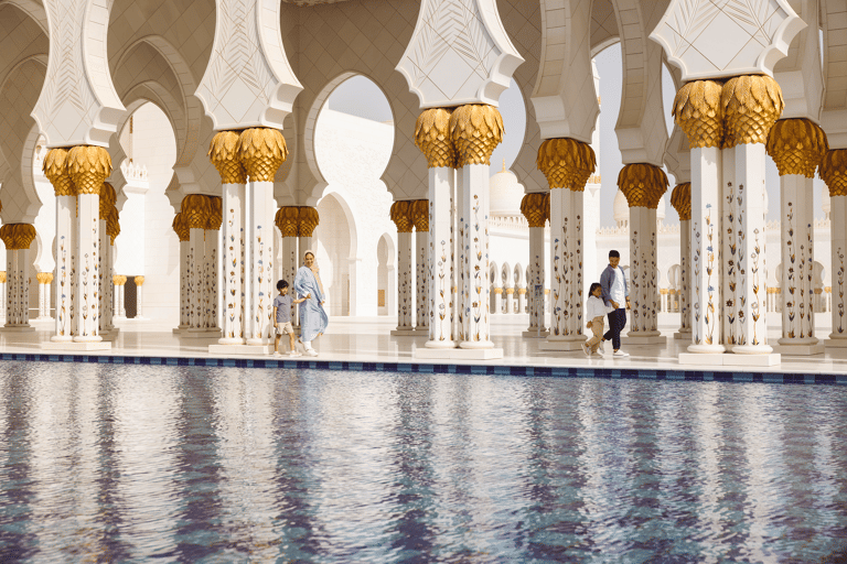 tb-abu-dhabi-sheikh-zayed-grand-mosque-family-walking