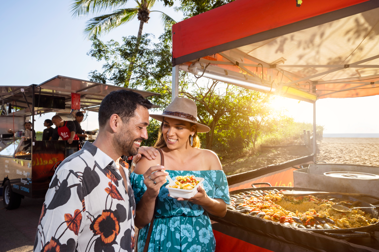 tb-australia-northern-territory-darwin-mindil-beach-sunset-market-couple