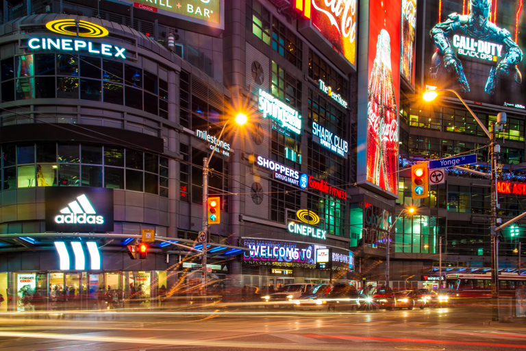 usa-canada-toronto-dundas-square